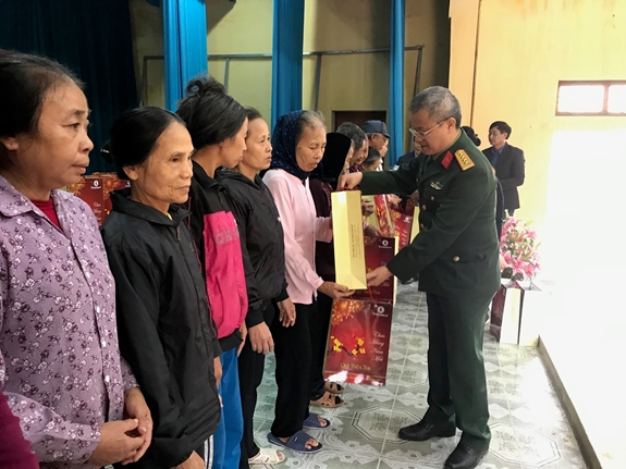 Đại tá Đoàn Việt Phương, Trưởng phòng Bạn đọc và Cộng tác viên trao quà tặng bà con nghèo xã Minh Tân (Hưng Hà, Thái Bình).